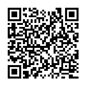 一些由巨大锁链和铁条构成的大桥跨过那条条火河二维码生成