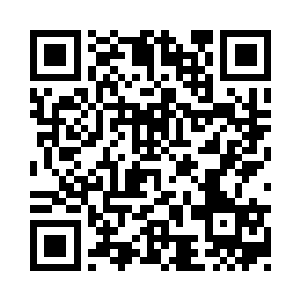 一人扣住另一人身侧战术背心的宽带二维码生成