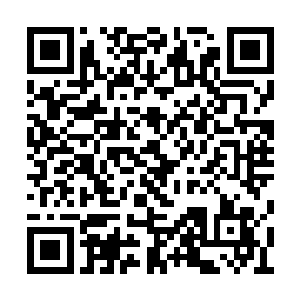 一人高二人抬都显得吃力的重弓被他轻松的拿起二维码生成