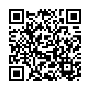 一件华丽的袍服空荡荡地飘落到地上二维码生成