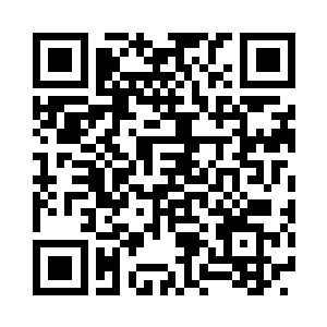 一件四时如意黑缎的锦袍叠放在罗汉榻上二维码生成