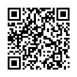 一件宽大的衬衣几乎盖过了她的臀部二维码生成