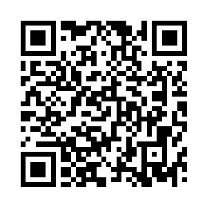 一件宽松版型的大号运动服穿在身上二维码生成