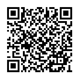 一会我们会把小金人送去雕刻师傅那里进行刻字二维码生成