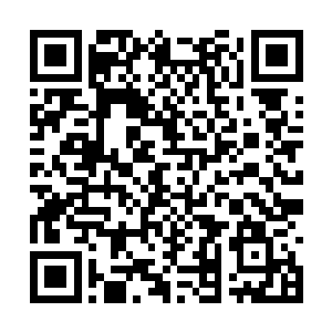 一位个头不高披着黑色雨衣的男子也将头缓缓抬起二维码生成