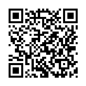 一位年轻人走到了那几位倒在地上的警察面前二维码生成