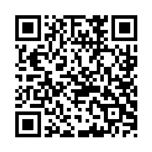 一位年轻女子正端着一碗药汤走了过来二维码生成