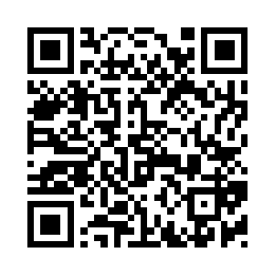 一位年轻男子正一脸沮丧的蹲在墙角上二维码生成