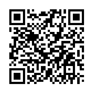 一位戴眼镜的先生问身边的一位美二维码生成