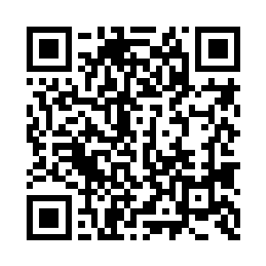 一位托着托盘的侍者和一位老者来到三人面前二维码生成