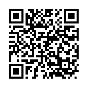 一位秀美的女郎带着三只威风凛凛的白狼二维码生成