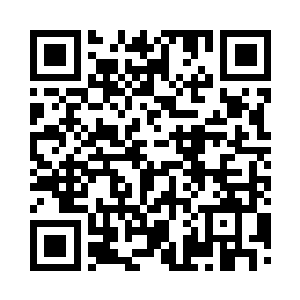 一位穿着当地女性长袍的姑娘飘然过来二维码生成