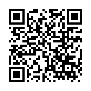 一位穿着独具华夏古风的宽松布衣二维码生成