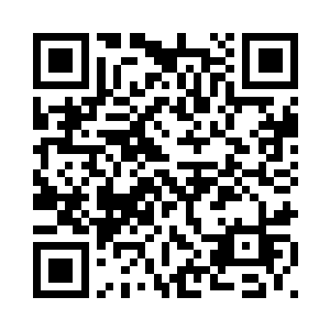 一位笑眯眯的大肚和尚正端坐池旁二维码生成