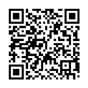 一位老民警和一位年轻的民警坐在桌子上二维码生成