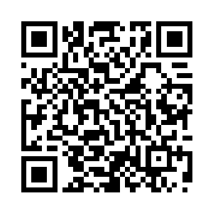 一位老者通过一条走廊走进最里面的一间房子二维码生成