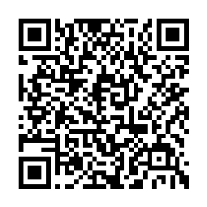 一位老道正拿着自己手里的拂尘扫着地上的尘土二维码生成