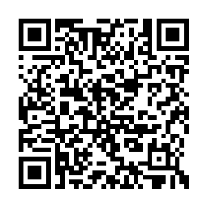 一位英俊明朗让人炫目的年轻人出现在传送阵内二维码生成