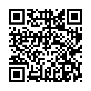 一位身披黑袍的男子声音颤抖地禀报二维码生成