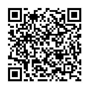 一位酒糟鼻的中年男人激动地挥舞着他粗壮的右臂二维码生成