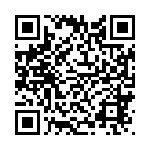 一侧的胳膊却被身边穿过的人撞到二维码生成