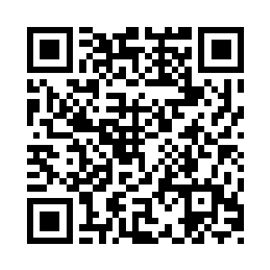 一侧绝美的脸蛋被爆发的火山映得红彤彤二维码生成