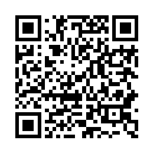 一列不靠站的火车咣咣当当的快速开了过去二维码生成