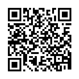 一副黑色的大框眼睛夹在精致的鼻梁上二维码生成