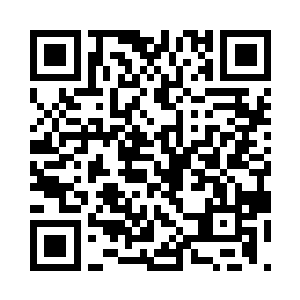 一双亮晶晶的眼神中充满了喜悦和期待二维码生成