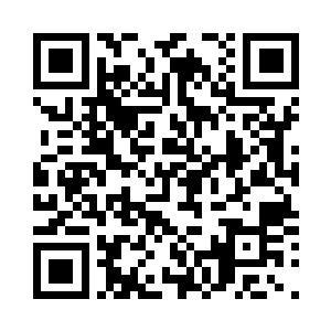 一双深邃的眼睛露出绝不憨厚的光芒二维码生成