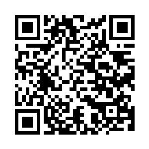 一双滴溜溜的杏眼倔强地望着男人二维码生成
