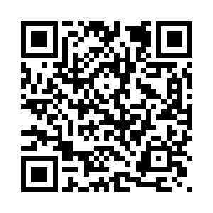 一双眼睛大而无神地注视着马车顶二维码生成