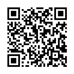 一双眼睛带着几分尖锐看着出来的一群人二维码生成