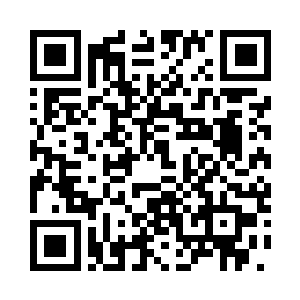 一双雪白的藕臂在做着脱衣的动作二维码生成