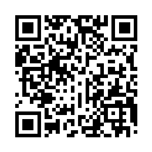 一双黝黑的眼睛在雪色的发丝下显得尤为明亮二维码生成