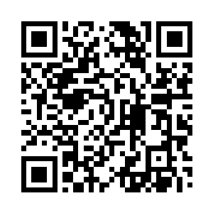 一只嫩白嫩白的手搭在他的手臂上面二维码生成