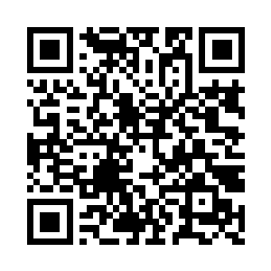 一只带着稀奇古怪手饰的手也是凭空而现二维码生成