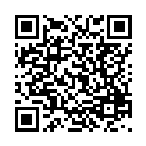 一只手不自主的攀上了白依依的双峰二维码生成