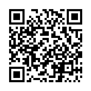 一只手几乎是下意识地握着胸前的衣襟二维码生成