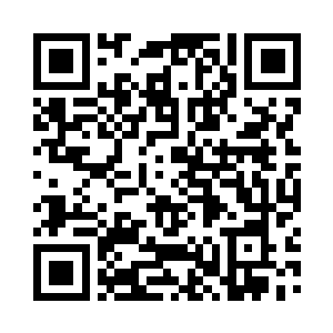 一只手撑在窗台边缘另一只手夹着根烟在玩二维码生成