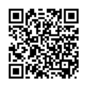 一只略显苍白的手掌缓缓地伸过来二维码生成