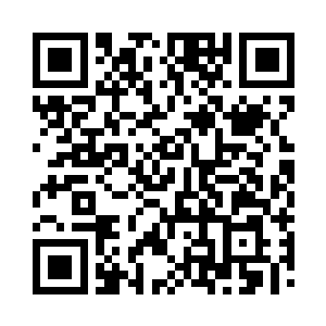 一只白皙的手掌紧紧地握在了他的手腕上二维码生成