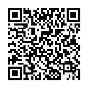 一名中年男子手持一柄双手巨剑挡住三名强盗的攻击二维码生成