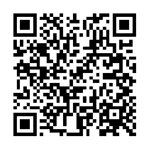 一名体态略微发福的母亲正在跟自己的丈夫说道二维码生成