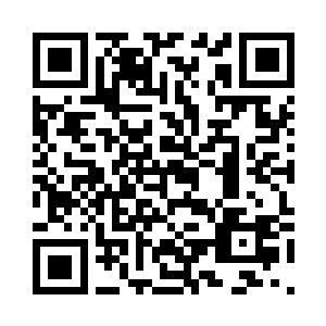 一名六旬老者坐在一条清幽的小溪旁二维码生成