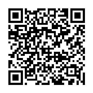 一名刚刚经过的路人眼神带着几分奇异地打量着夏宇河二维码生成
