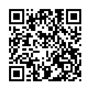 一名坐在范铁头身边的小弟发现了躲在大二维码生成