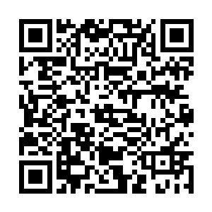 一名头戴皮套的高大有角人手持皮鞭站在三人身侧二维码生成