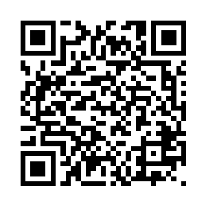 一名年轻人在一辆普通的现代车下来二维码生成