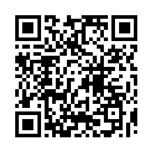 一名年轻漂亮的女子出现在夏天的面前二维码生成